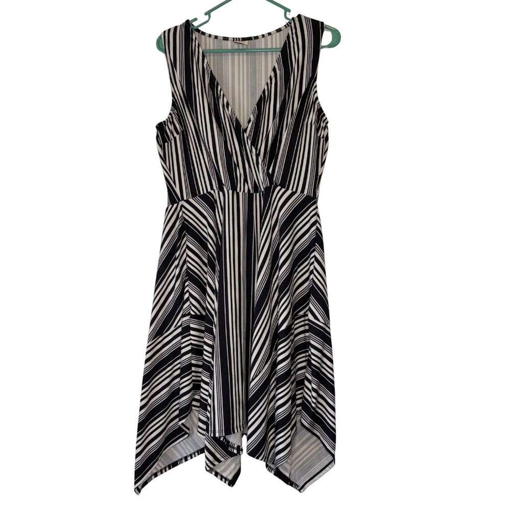 3/$20 Wrapper Black & White Sleeveless V Neck Dress